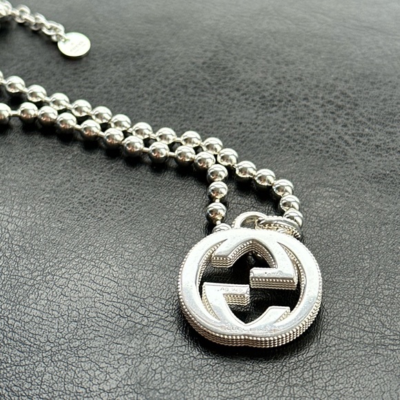 Gucci: Beaded Sterling Silver Interlocking GG Necklace - Picture 15 of 16